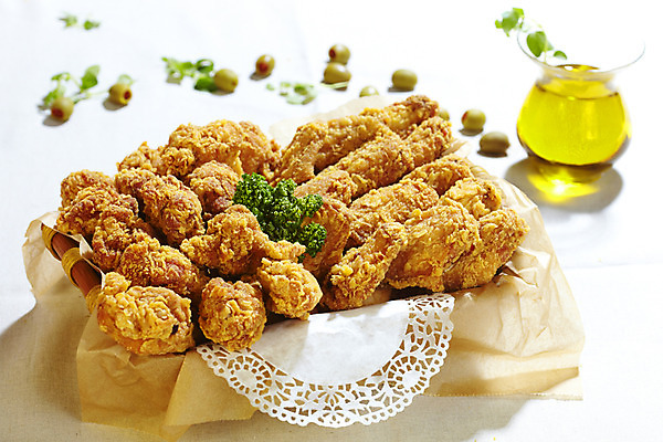 포토 JPG 스튜디오촬영 열매 음식 잎 유리병 실내 파슬리 육류 누끼 사람없음 아웃포커스 가로 바구니 치킨 프라이드치킨 닭고기 올리브오일 올리브 기름종이 국내포토 레이스천 식물 종이 채소 식재료 병_용기 촬영기법 내부 직물 기름_음식 닭고기요리 파일형식