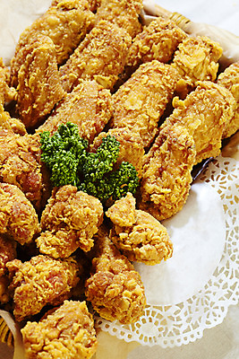 포토 JPG 스튜디오촬영 음식 실내 파슬리 육류 근접촬영 사람없음 세로 바구니 치킨 프라이드치킨 닭고기 국내포토 뷰포인트 채소 식재료 내부 닭고기요리 파일형식