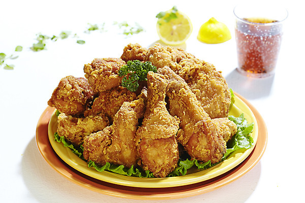 포토 JPG 스튜디오촬영 식물 그릇 접시 음료 음식 줄기 잎 잔 실내 파슬리 육류 사람없음 아웃포커스 가로 치킨 프라이드치킨 닭고기 레몬 콜라 국내포토 식기 채소 과일 식재료 촬영기법 내부 탄산음료 닭고기요리 파일형식