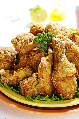 포토 JPG 스튜디오촬영 그릇 접시 음식 실내 파슬리 육류 사람없음 아웃포커스 세로 치킨 프라이드치킨 닭고기 레몬 국내포토 식기 채소 과일 식재료 촬영기법 내부 닭고기요리 파일형식