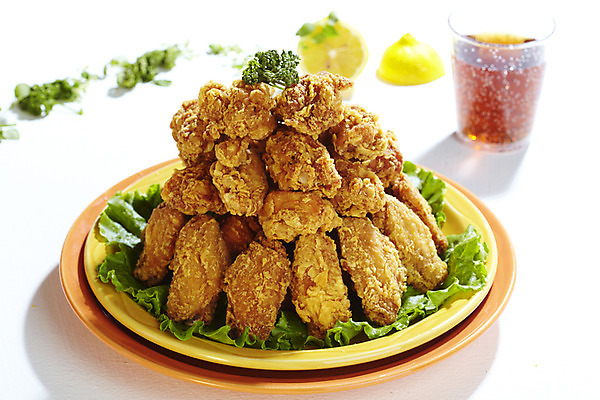 포토 JPG 스튜디오촬영 식물 그릇 접시 음료 음식 줄기 잎 잔 실내 파슬리 육류 누끼 사람없음 아웃포커스 가로 치킨 프라이드치킨 닭고기 레몬 콜라 국내포토 식기 채소 과일 식재료 촬영기법 내부 탄산음료 닭고기요리 파일형식