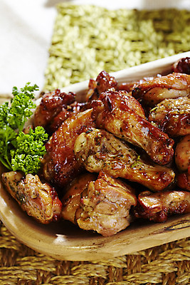 포토 JPG 스튜디오촬영 그릇 음식 실내 파슬리 육류 사람없음 아웃포커스 세로 치킨 닭고기 훈제치킨 냄비받침 나무그릇 국내포토 식기 채소 식재료 촬영기법 내부 목재 받침대 닭고기요리 파일형식