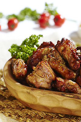 포토 JPG 스튜디오촬영 음식 방울토마토 실내 파슬리 육류 사람없음 아웃포커스 세로 치킨 닭고기 훈제치킨 냄비받침 나무그릇 국내포토 그릇 토마토 채소 식재료 촬영기법 내부 목재 받침대 닭고기요리 파일형식