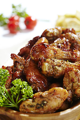 포토 JPG 스튜디오촬영 음식 방울토마토 실내 파슬리 육류 근접촬영 사람없음 아웃포커스 세로 치킨 닭고기 훈제치킨 나무그릇 국내포토 그릇 뷰포인트 토마토 채소 식재료 촬영기법 내부 목재 닭고기요리 파일형식