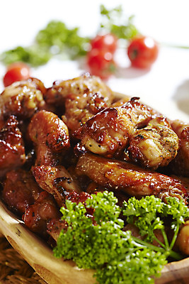 포토 JPG 스튜디오촬영 음식 방울토마토 실내 파슬리 육류 근접촬영 사람없음 아웃포커스 세로 치킨 닭고기 훈제치킨 나무그릇 국내포토 그릇 뷰포인트 토마토 채소 식재료 촬영기법 내부 목재 닭고기요리 파일형식