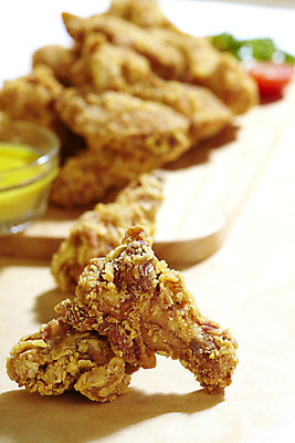 포토 JPG 스튜디오촬영 음식 도마 실내 육류 사람없음 아웃포커스 세로 치킨 프라이드치킨 닭고기 종지 나무도마 국내포토 그릇 식재료 주방용품 촬영기법 내부 목재 닭고기요리 파일형식