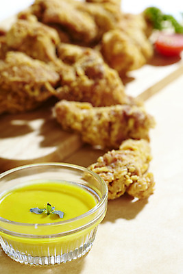 포토 JPG 스튜디오촬영 음식 잎 도마 실내 육류 사람없음 아웃포커스 세로 치킨 프라이드치킨 닭고기 종지 나무도마 국내포토 식물 그릇 식재료 주방용품 촬영기법 내부 목재 닭고기요리 파일형식