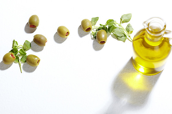 포토 JPG 스튜디오촬영 식물 열매 줄기 잎 식재료 유리병 실내 사람없음 가로 올리브오일 올리브 국내포토 병_용기 내부 기름_음식 파일형식