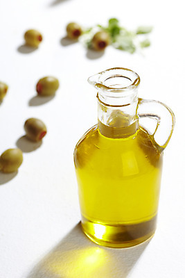 포토 JPG 스튜디오촬영 식물 열매 줄기 잎 식재료 유리병 실내 누끼 사람없음 아웃포커스 세로 올리브오일 올리브 국내포토 병_용기 촬영기법 내부 기름_음식 파일형식