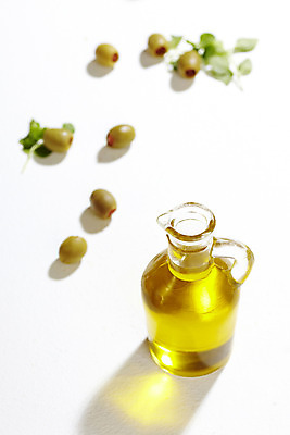 포토 JPG 스튜디오촬영 식물 열매 줄기 잎 식재료 유리병 실내 사람없음 아웃포커스 세로 올리브오일 올리브 국내포토 병_용기 촬영기법 내부 기름_음식 파일형식