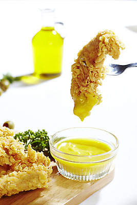 포토 JPG 스튜디오촬영 그릇 식기 음식 포크 유리병 도마 실내 파슬리 육류 사람없음 아웃포커스 세로 치킨 프라이드치킨 닭고기 올리브오일 종지 나무도마 국내포토 채소 식재료 주방용품 병_용기 촬영기법 내부 목재 기름_음식 닭고기요리 파일형식