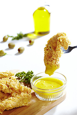 포토 JPG 스튜디오촬영 그릇 식기 열매 음식 포크 유리병 도마 실내 파슬리 육류 사람없음 아웃포커스 세로 치킨 프라이드치킨 닭고기 올리브오일 올리브 종지 나무도마 국내포토 식물 채소 식재료 주방용품 병_용기 촬영기법 내부 목재 기름_음식 닭고기요리 파일형식