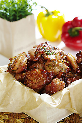 포토 JPG 스튜디오촬영 식물 화분 화초 음식 채소 파프리카 실내 육류 사람없음 아웃포커스 세로 치킨 닭고기 훈제치킨 냄비받침 기름종이 파슬리가루 허브가루 국내포토 종이 식재료 촬영기법 내부 가루 받침대 닭고기요리 파일형식