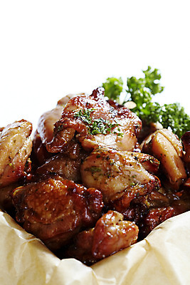 포토 JPG 스튜디오촬영 음식 실내 파슬리 육류 근접촬영 사람없음 세로 치킨 닭고기 훈제치킨 기름종이 파슬리가루 허브가루 국내포토 종이 뷰포인트 채소 식재료 내부 가루 닭고기요리 파일형식