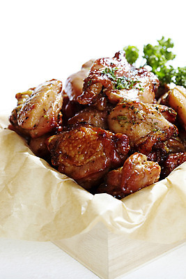 포토 JPG 스튜디오촬영 음식 실내 파슬리 육류 근접촬영 사람없음 세로 치킨 닭고기 훈제치킨 기름종이 파슬리가루 허브가루 국내포토 종이 뷰포인트 채소 식재료 내부 가루 닭고기요리 파일형식