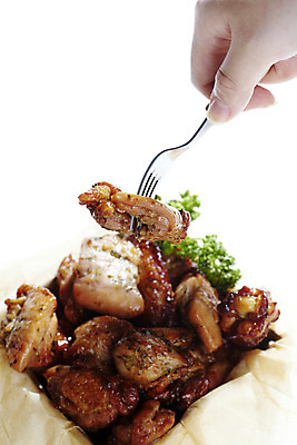 포토 JPG 스튜디오촬영 식기 손 음식 포크 실내 파슬리 육류 아웃포커스 신체부위 세로 치킨 닭고기 훈제치킨 기름종이 국내포토 종이 채소 식재료 촬영기법 사람 내부 닭고기요리 파일형식