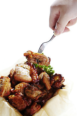 포토 JPG 스튜디오촬영 식기 손 음식 포크 실내 파슬리 육류 아웃포커스 신체부위 세로 치킨 닭고기 훈제치킨 기름종이 국내포토 종이 채소 식재료 촬영기법 사람 내부 닭고기요리 파일형식