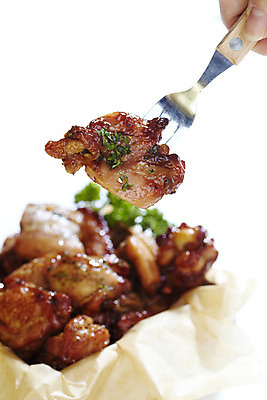 포토 JPG 스튜디오촬영 식기 손 음식 포크 실내 파슬리 육류 아웃포커스 신체부위 세로 치킨 닭고기 훈제치킨 기름종이 파슬리가루 허브가루 국내포토 종이 채소 식재료 촬영기법 사람 내부 가루 닭고기요리 파일형식