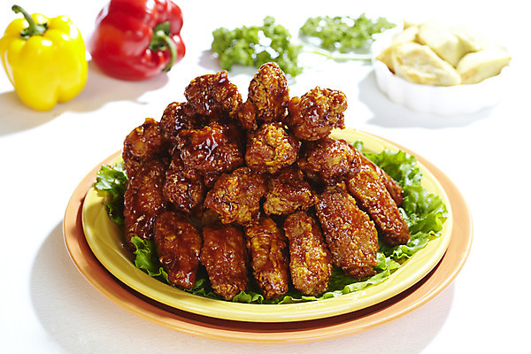 포토 JPG 스튜디오촬영 그릇 접시 음식 채소 파프리카 실내 파슬리 육류 누끼 사람없음 아웃포커스 가로 치킨 양념치킨 닭고기 고구마 국내포토 식기 식재료 뿌리채소 촬영기법 내부 닭고기요리 파일형식