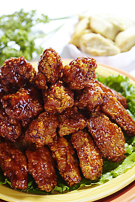 포토 JPG 스튜디오촬영 그릇 접시 음식 실내 파슬리 육류 근접촬영 사람없음 아웃포커스 세로 치킨 양념치킨 닭고기 고구마 국내포토 식기 뷰포인트 채소 식재료 뿌리채소 촬영기법 내부 닭고기요리 파일형식