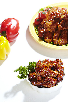 포토 JPG 스튜디오촬영 그릇 접시 음식 채소 방울토마토 파프리카 실내 파슬리 육류 사람없음 아웃포커스 세로 치킨 양념치킨 닭고기 국내포토 식기 토마토 식재료 촬영기법 내부 닭고기요리 파일형식