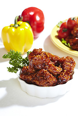 포토 JPG 스튜디오촬영 그릇 접시 음식 채소 방울토마토 파프리카 실내 파슬리 육류 근접촬영 사람없음 아웃포커스 세로 치킨 양념치킨 닭고기 국내포토 식기 뷰포인트 토마토 식재료 촬영기법 내부 닭고기요리 파일형식