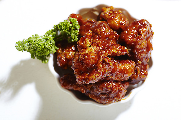 포토 JPG 스튜디오촬영 그릇 음식 실내 파슬리 육류 누끼 근접촬영 사람없음 아웃포커스 가로 하이앵글 치킨 양념치킨 닭고기 국내포토 식기 뷰포인트 채소 식재료 촬영기법 내부 닭고기요리 파일형식