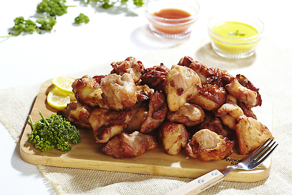 포토 JPG 스튜디오촬영 그릇 식기 음식 포크 도마 실내 파슬리 육류 사람없음 아웃포커스 가로 치킨 닭고기 천 레몬 종지 훈제치킨 나무도마 국내포토 채소 과일 식재료 주방용품 촬영기법 내부 목재 직물 닭고기요리 파일형식