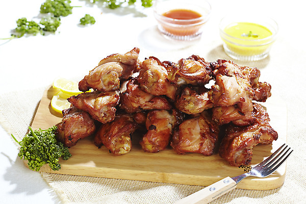 포토 JPG 스튜디오촬영 그릇 식기 음식 포크 도마 실내 파슬리 육류 사람없음 아웃포커스 가로 치킨 닭고기 천 레몬 종지 훈제치킨 나무도마 국내포토 채소 과일 식재료 주방용품 촬영기법 내부 목재 직물 닭고기요리 파일형식