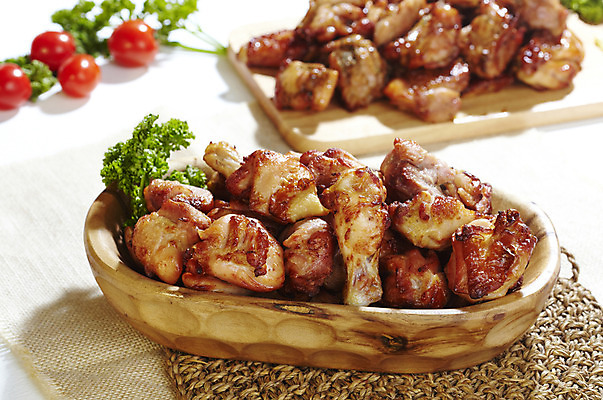 포토 JPG 스튜디오촬영 그릇 음식 방울토마토 도마 실내 파슬리 육류 사람없음 아웃포커스 가로 치킨 닭고기 천 훈제치킨 냄비받침 나무그릇 나무도마 국내포토 식기 토마토 채소 식재료 주방용품 촬영기법 내부 목재 직물 받침대 닭고기요리 파일형식