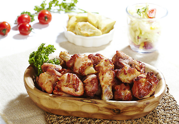 포토 JPG 스튜디오촬영 그릇 음식 방울토마토 잔 실내 파슬리 육류 사람없음 아웃포커스 가로 치킨 닭고기 샐러드 천 고구마 훈제치킨 냄비받침 나무그릇 국내포토 식기 토마토 채소 식재료 뿌리채소 촬영기법 내부 목재 직물 받침대 닭고기요리 파일형식