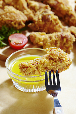 포토 JPG 스튜디오촬영 그릇 식기 음식 포크 방울토마토 단면 실내 파슬리 육류 근접촬영 사람없음 아웃포커스 세로 치킨 프라이드치킨 닭고기 종지 국내포토 뷰포인트 토마토 채소 식재료 촬영기법 내부 닭고기요리 파일형식