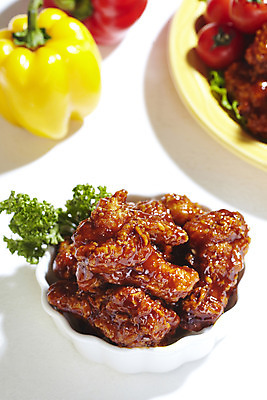 포토 JPG 스튜디오촬영 그릇 접시 음식 채소 방울토마토 파프리카 실내 파슬리 육류 근접촬영 사람없음 아웃포커스 세로 치킨 양념치킨 닭고기 국내포토 식기 뷰포인트 토마토 식재료 촬영기법 내부 닭고기요리 파일형식