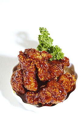 포토 JPG 스튜디오촬영 그릇 음식 실내 파슬리 육류 누끼 근접촬영 사람없음 세로 하이앵글 치킨 양념치킨 닭고기 국내포토 식기 뷰포인트 채소 식재료 내부 닭고기요리 파일형식