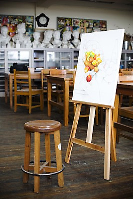 포토 JPG 학생 교육 액자 의자 교실 학교 수업 실내 고등학교 미술 사람없음 아웃포커스 스쿨라이프 미술도구 마루 사물함 책상 이젤 그림 캔버스 도화지 미술교육 석고상 미술실 정물화 국내포토 라이프스타일 종이 가구 문화예술 바닥 촬영기법 내부 오브젝트 파일형식