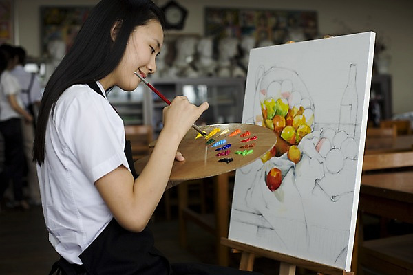 포토 JPG 학생 여학생 여자 교육 교복 교실 학교 청소년 고등학생 수업 실내 고등학교 미술 한명 미소 웃음 사람 동양인 손짓 상반신 옆모습 10대 스쿨라이프 앞치마 물감 그림물감 한국인 붓 색칠 마루 그리기 팔레트 사물함 책상 이젤 그림 캔버스 도화지 미술교육 석고상 채색 미술실 정물화 여자만 여자한명만 십대만 십대여자만 십대여자한명만 국내포토 1 라이프스타일 옷 종이 뷰포인트 가구 모션 문화예술 바닥 표정 인종 내부 미술도구 파일형식