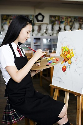 포토 JPG 학생 여학생 여자 교육 교복 액자 교실 학교 청소년 고등학생 수업 실내 고등학교 미술 한명 미소 웃음 사람 동양인 손짓 상반신 옆모습 10대 치마 스쿨라이프 앞치마 물감 그림물감 한국인 붓 색칠 마루 그리기 팔레트 사물함 이젤 그림 캔버스 도화지 미술교육 석고상 채색 미술실 정물화 체크스커트 여자만 여자한명만 십대만 십대여자만 십대여자한명만 국내포토 1 라이프스타일 옷 종이 뷰포인트 모션 하의 문화예술 바닥 표정 인종 내부 미술도구 파일형식