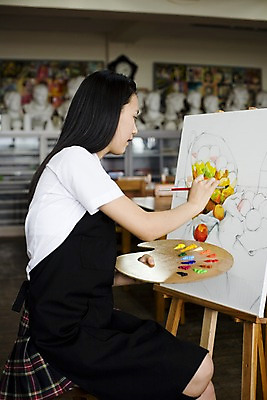 포토 JPG 학생 여학생 여자 교육 교복 액자 교실 학교 청소년 고등학생 수업 실내 고등학교 미술 한명 사람 동양인 손짓 상반신 옆모습 10대 치마 스쿨라이프 앞치마 물감 그림물감 한국인 붓 색칠 마루 그리기 팔레트 사물함 이젤 그림 캔버스 도화지 미술교육 석고상 채색 미술실 정물화 체크스커트 여자만 여자한명만 십대만 십대여자만 십대여자한명만 국내포토 1 라이프스타일 옷 종이 뷰포인트 모션 하의 문화예술 바닥 인종 내부 미술도구 파일형식