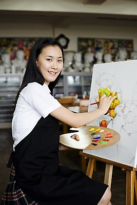 포토 JPG 학생 여학생 여자 교육 교복 액자 교실 학교 청소년 고등학생 수업 실내 고등학교 미술 한명 미소 웃음 사람 동양인 손짓 상반신 10대 치마 스쿨라이프 앞치마 물감 그림물감 한국인 붓 색칠 마루 그리기 팔레트 사물함 이젤 그림 캔버스 도화지 미술교육 석고상 채색 미술실 정물화 체크스커트 여자만 여자한명만 십대만 십대여자만 십대여자한명만 국내포토 1 라이프스타일 옷 종이 모션 하의 문화예술 바닥 표정 인종 내부 미술도구 파일형식