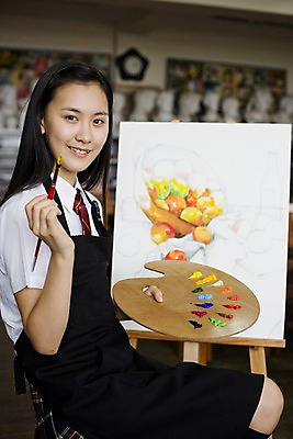 포토 JPG 학생 여학생 여자 교육 교복 액자 교실 학교 청소년 고등학생 수업 실내 고등학교 미술 한명 미소 웃음 사람 동양인 손짓 상반신 10대 치마 스쿨라이프 앞치마 물감 그림물감 한국인 붓 색칠 그리기 팔레트 사물함 이젤 그림 캔버스 도화지 미술교육 석고상 채색 미술실 정물화 체크스커트 여자만 여자한명만 십대만 십대여자만 십대여자한명만 국내포토 1 라이프스타일 옷 종이 모션 하의 문화예술 표정 인종 내부 미술도구 파일형식