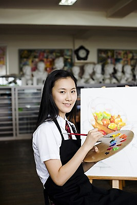 포토 JPG 학생 여학생 여자 교육 교복 액자 교실 학교 청소년 고등학생 수업 실내 고등학교 미술 한명 미소 웃음 사람 동양인 손짓 상반신 10대 스쿨라이프 앞치마 물감 그림물감 한국인 붓 색칠 마루 그리기 팔레트 사물함 이젤 그림 캔버스 도화지 미술교육 석고상 채색 미술실 정물화 여자만 여자한명만 십대만 십대여자만 십대여자한명만 국내포토 1 라이프스타일 옷 종이 모션 문화예술 바닥 표정 인종 내부 미술도구 파일형식