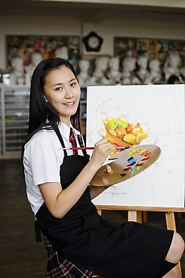 포토 JPG 학생 여학생 여자 교육 교복 액자 교실 학교 청소년 고등학생 수업 실내 고등학교 미술 한명 미소 웃음 사람 동양인 손짓 상반신 10대 치마 스쿨라이프 앞치마 물감 그림물감 한국인 붓 색칠 마루 그리기 팔레트 사물함 이젤 그림 캔버스 도화지 미술교육 석고상 채색 미술실 정물화 체크스커트 여자만 여자한명만 십대만 십대여자만 십대여자한명만 국내포토 1 라이프스타일 옷 종이 모션 하의 문화예술 바닥 표정 인종 내부 미술도구 파일형식