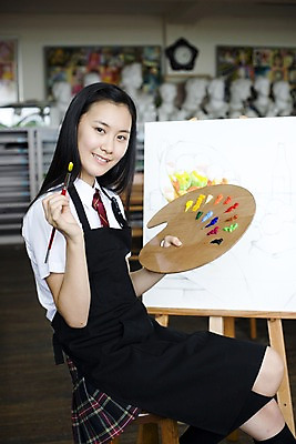 포토 JPG 학생 여학생 여자 교육 교복 액자 교실 학교 청소년 고등학생 수업 실내 고등학교 미술 한명 미소 웃음 사람 동양인 손짓 상반신 10대 치마 스쿨라이프 앞치마 물감 그림물감 한국인 붓 색칠 마루 그리기 팔레트 사물함 이젤 그림 캔버스 도화지 미술교육 석고상 채색 미술실 정물화 체크스커트 여자만 여자한명만 십대만 십대여자만 십대여자한명만 국내포토 1 라이프스타일 옷 종이 모션 하의 문화예술 바닥 표정 인종 내부 미술도구 파일형식
