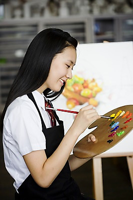 포토 JPG 학생 여학생 여자 교육 교복 학교 청소년 고등학생 수업 실내 고등학교 미술 한명 미소 웃음 사람 동양인 손짓 상반신 옆모습 10대 스쿨라이프 앞치마 물감 그림물감 한국인 붓 색칠 그리기 팔레트 사물함 이젤 그림 캔버스 도화지 미술교육 채색 미술실 정물화 여자만 여자한명만 십대만 십대여자만 십대여자한명만 국내포토 1 라이프스타일 옷 종이 뷰포인트 모션 문화예술 표정 인종 내부 미술도구 파일형식