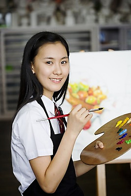 포토 JPG 학생 여학생 여자 교육 교복 학교 청소년 고등학생 수업 실내 고등학교 미술 한명 미소 웃음 사람 동양인 손짓 상반신 10대 스쿨라이프 앞치마 물감 그림물감 한국인 붓 색칠 그리기 팔레트 사물함 이젤 그림 캔버스 도화지 미술교육 채색 미술실 정물화 여자만 여자한명만 십대만 십대여자만 십대여자한명만 국내포토 1 라이프스타일 옷 종이 모션 문화예술 표정 인종 내부 미술도구 파일형식