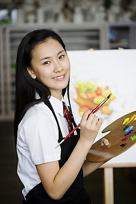 포토 JPG 학생 여학생 여자 교육 교복 액자 학교 청소년 고등학생 수업 실내 고등학교 미술 한명 미소 웃음 사람 동양인 손짓 상반신 10대 스쿨라이프 앞치마 물감 그림물감 한국인 붓 색칠 그리기 팔레트 사물함 이젤 그림 캔버스 도화지 미술교육 채색 미술실 정물화 여자만 여자한명만 십대만 십대여자만 십대여자한명만 국내포토 1 라이프스타일 옷 종이 모션 문화예술 표정 인종 내부 미술도구 파일형식