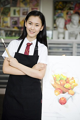 포토 JPG 학생 여학생 여자 교육 교복 포즈 액자 학교 청소년 고등학생 수업 실내 고등학교 미술 한명 미소 웃음 사람 동양인 상반신 10대 스쿨라이프 앞치마 한국인 붓 색칠 그리기 사물함 이젤 그림 캔버스 도화지 미술교육 석고상 채색 미술실 정물화 여자만 여자한명만 십대만 십대여자만 십대여자한명만 국내포토 1 라이프스타일 옷 종이 모션 문화예술 표정 인종 내부 미술도구 파일형식