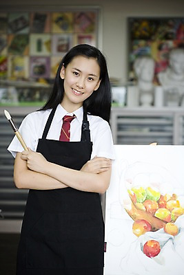 포토 JPG 학생 여학생 여자 교육 교복 포즈 액자 학교 청소년 고등학생 수업 실내 고등학교 미술 한명 미소 웃음 사람 동양인 상반신 10대 스쿨라이프 앞치마 한국인 붓 색칠 그리기 사물함 이젤 그림 캔버스 도화지 미술교육 석고상 채색 미술실 정물화 여자만 여자한명만 십대만 십대여자만 십대여자한명만 국내포토 1 라이프스타일 옷 종이 모션 문화예술 표정 인종 내부 미술도구 파일형식