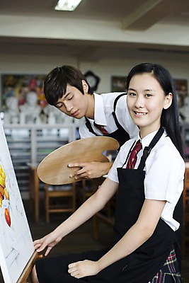 포토 JPG 학생 여학생 여자 교육 남자 교복 남학생 액자 학교 청소년 고등학생 수업 실내 고등학교 미술 미소 웃음 사람 동양인 손짓 상반신 두명 치마 스쿨라이프 앞치마 한국인 붓 색칠 마루 그리기 팔레트 사물함 책상 이젤 그림 캔버스 도화지 미술교육 석고상 채색 미술실 체크스커트 십대만 국내포토 라이프스타일 옷 종이 가구 모션 하의 문화예술 바닥 표정 인종 내부 미술도구 파일형식