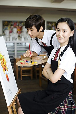 포토 JPG 학생 여학생 여자 교육 남자 교복 남학생 포즈 액자 학교 청소년 고등학생 수업 실내 고등학교 미술 미소 웃음 사람 동양인 손짓 상반신 두명 옆모습 치마 스쿨라이프 앞치마 물감 그림물감 한국인 붓 색칠 마루 그리기 팔레트 사물함 책상 이젤 그림 캔버스 도화지 미술교육 석고상 채색 미술실 정물화 체크스커트 십대만 국내포토 라이프스타일 옷 종이 뷰포인트 가구 모션 하의 문화예술 바닥 표정 인종 내부 미술도구 파일형식